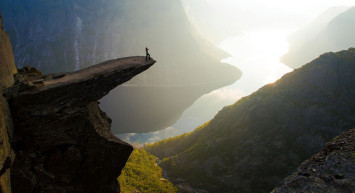 Tuvaletini yaparken uçurumdan yuvarlandı