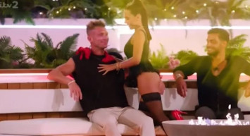 Ünlü futbolcunun kızı milyonların önünde kucak dansı yaptı! Babasını yerin dibine sokan genç kızın görüntüleri gündeme damga vurdu