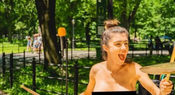 Ünlü model sokakta çırılçıplak yürüdü! Bir gören bir daha baktı o anlarını takipçilerinin beğenisine sundu