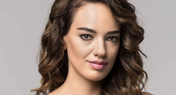 Ünlü oyuncu Seda Bakan’dan dikkat çeken pozlar: Tesettüre mi girdi?