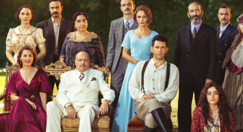 Ünlü oyuncu sokakta dehşet saçtı: Aracıyla yayaların arasına daldı