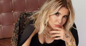 Ünlü şarkıcı Gülben Ergen'den çok konuşulan paylaşım: Bornozuyla salıncağa bindi, bacak bacak üstüne attı!