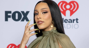 Ünlü şarkıcı iç çamaşırlarıyla alışverişe çıktı: Üstünü çarşafla kapatmaya çalıştı!