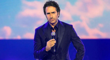 Ünlü türkücü Mahsun Kırmızıgül gözyaşlarına boğuldu: Şarkıyı tamamlayamadı! Yaptığı açıklama duygulandırdı