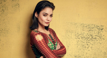 Ünlü yıldız Vanessa Hudgens’ın Paris Moda Haftası’nda giydiği kıyafet dekoltenin sınırlarını zorladı