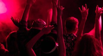 Ünlüler bu partiye akın etti: Sıra dışı eğlencenin cesur pozları sosyal medyayı salladı