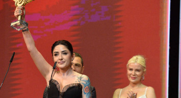 Ünlülerin sahnede yaşadıkları ilginç olaylar