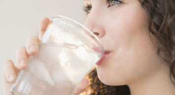 Uyanır uyanmaz soğuk su içenler dikkat! Uzmanlar uyarıyor: ‘Eğer bedeninizi seviyorsanız...’