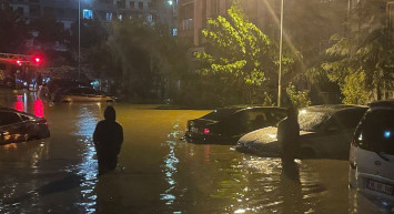Vatandaş isyan etti! İstanbul'da yağmurun ardından yollar göle döndü