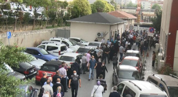 Vatandaşlar Hastanelere Akın Etti! İstanbul'da Uzun Aşı Kuyrukları Oluştu