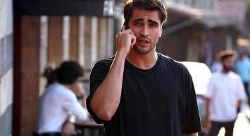 Yalı Çapkını'nın Ferit'i Mert Ramazan Demir sette öyle bir halde yakalandı ki: Hayranlarını endişelendiren görüntüler