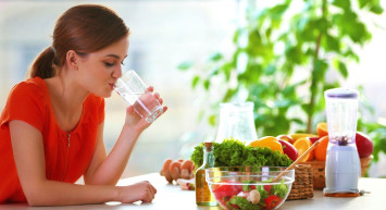 Yemekte Su İçmenin Zararları