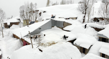 Yoğun kar yağışı o köyü yuttu! Köyde kartpostallık manzaralar meydana geldi