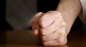 Yumruk yapma şekliniz kişiliğinizi yansıtıyor