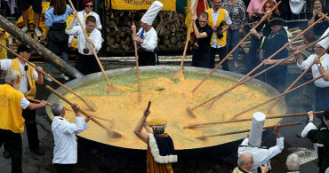 Belçika'da Yapılan 10 Bin Yumurtalı Dev Omlet