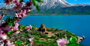 Akdamar Adası Badem Çiçekleri ile Görsel Şölen Sunuyor