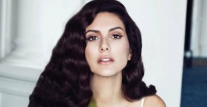 Bergüzar Korel Takipçilerine Evde Kal Çağrısında Bulundu