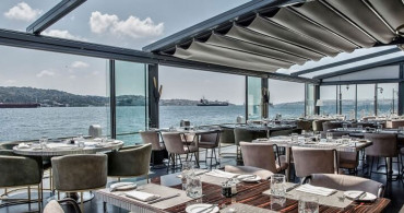 Çıplaklar restoranı açıldı önünde uzun kuyruklar oluştu burada giyinik olmak yasak!