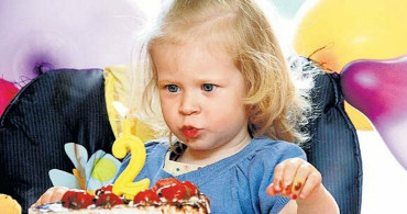 Doğum Günü Mumlarını Üflemek Pastadaki Bakterileri Arttırıyor