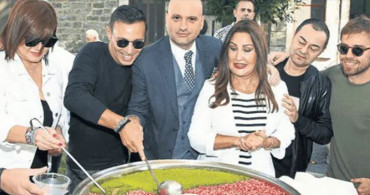Ünlü İsimler Huzurevi Sakinlerine Aşure Dağıttı