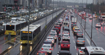 İstanbul'da Fırtına ve Yağış Etkili Oluyor