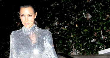 Kim Kardashian Kıyafetleriyle Sosyal Medyayı Sallamaya Devam Ediyor!