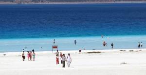 Salda Gölü'ne Turistler Akın Etti