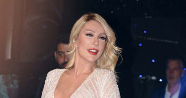 Seda Sayan, Çoraplarını Eleştiren Okan Bayülgen'e Gönderme Yaptı