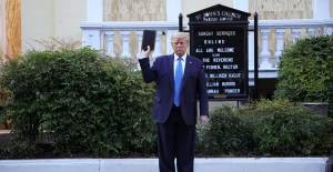 Trump ABD'deki Protestolara İncil ile Yanıt Verdi
