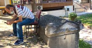 Taksici Esnafının Sırtını Dayadığı 2 Bin Senelik Lahit Müzeye Götürüldü