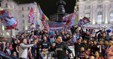 Trabzonspor'un Süper Lig şampiyonluğu dünyanın dört bir yanında büyük bir coşkuyla kutlanıyor!