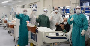 100 Yaşında Coronavirüsü Yenen Hastanın Sevinci Dikkat Çekti!