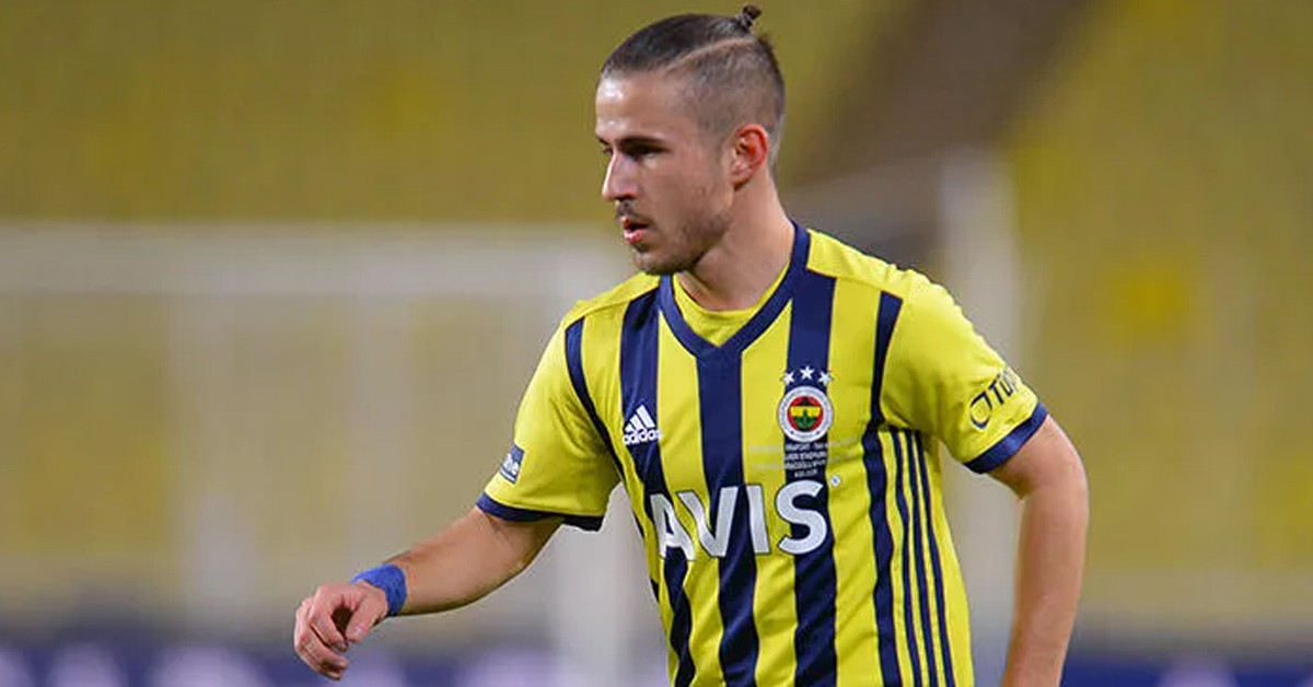 HANGİ MEVKİDE OYNUYOR?