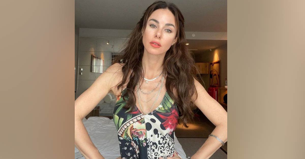 Elbisesiyle büyüledi