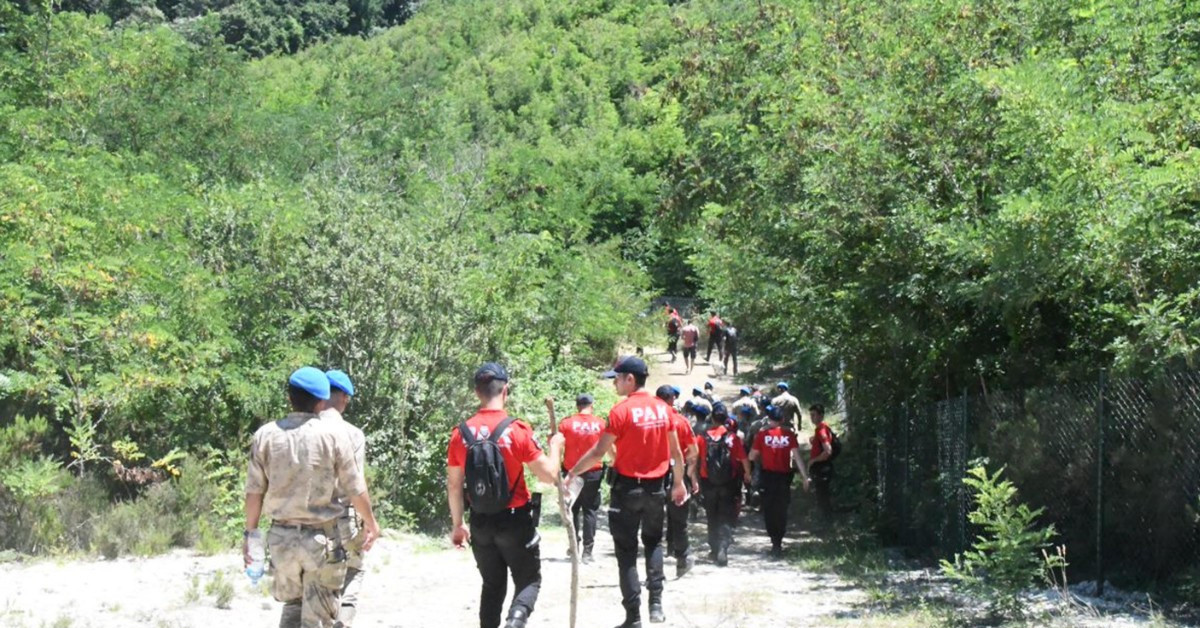 Çıplak bir şekilde çıktı