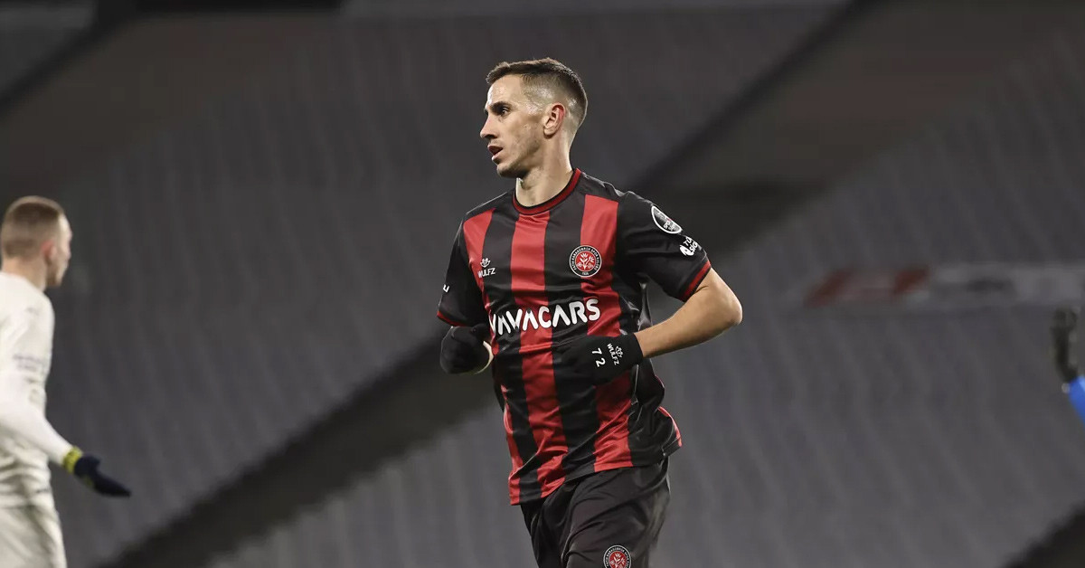 HANGİ MEVKİDE OYNUYOR?