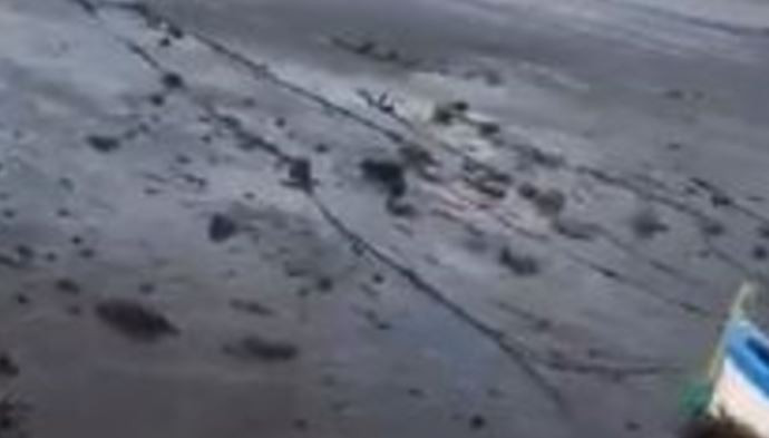 TEKNELER KARAYA OTURDU