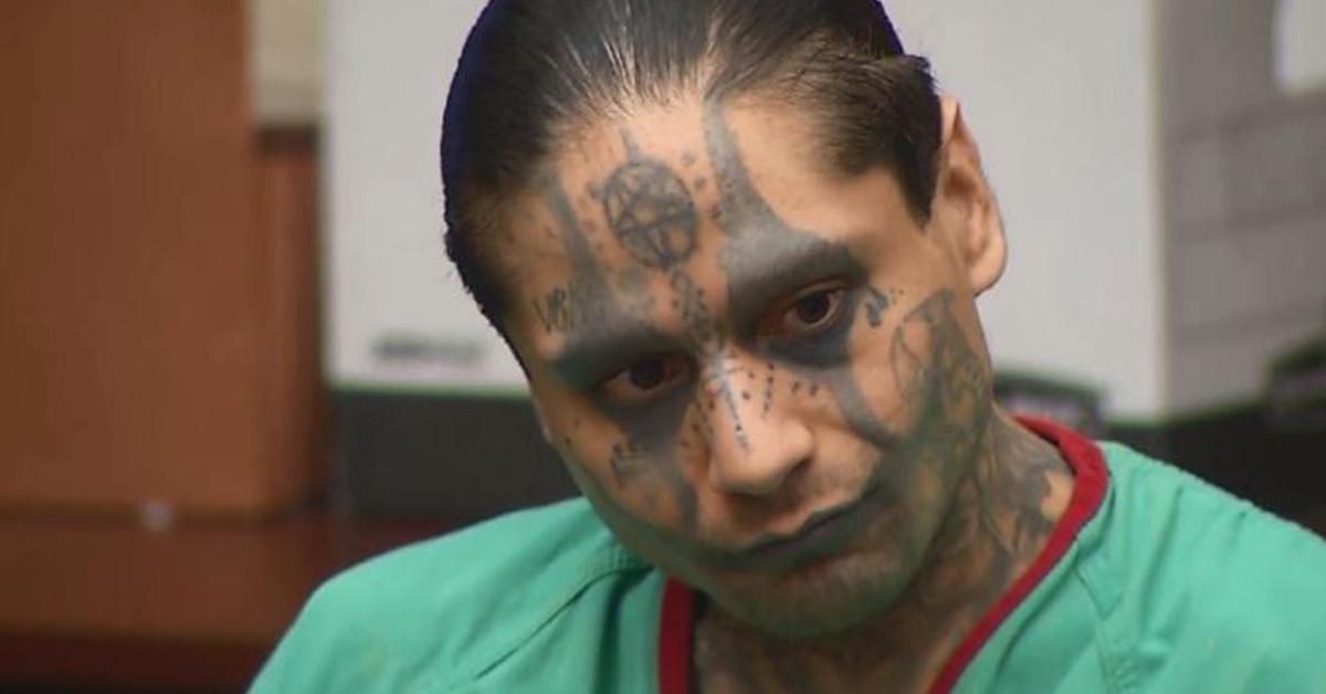 KEMİKLERİNDEN KOLYE YAPTI