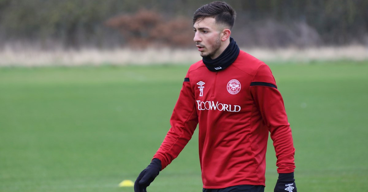 Hangi mevkide oynuyor?