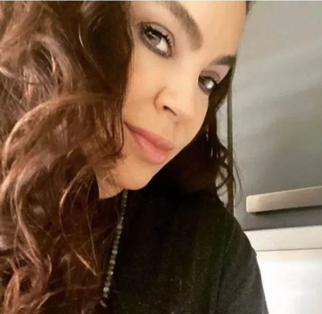 Esin Moralıoğlu'nun paylaşımı sonrası yıllara meydan okuyan görüntüsüne de beğeni yağdı.