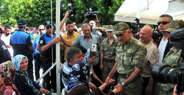 Şehit Ailelerine Sarılıp ‘Ağlamayın’ Diyerek Teselli Etmişti