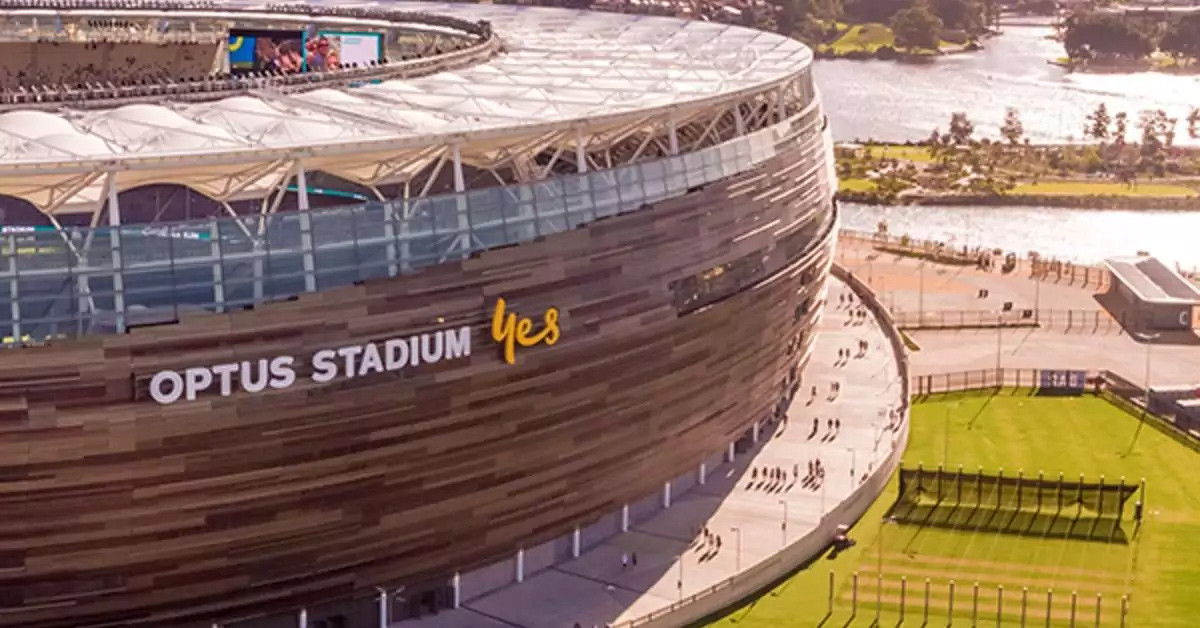 Arkasındaki genç kız