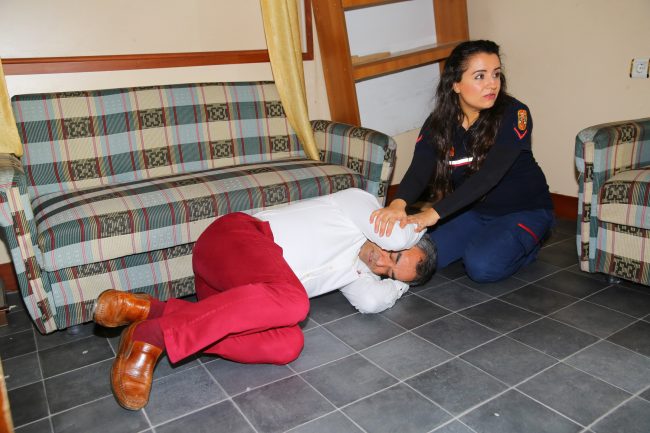 Salonda Yakalanırsanız Koltuğunuza Sığının.