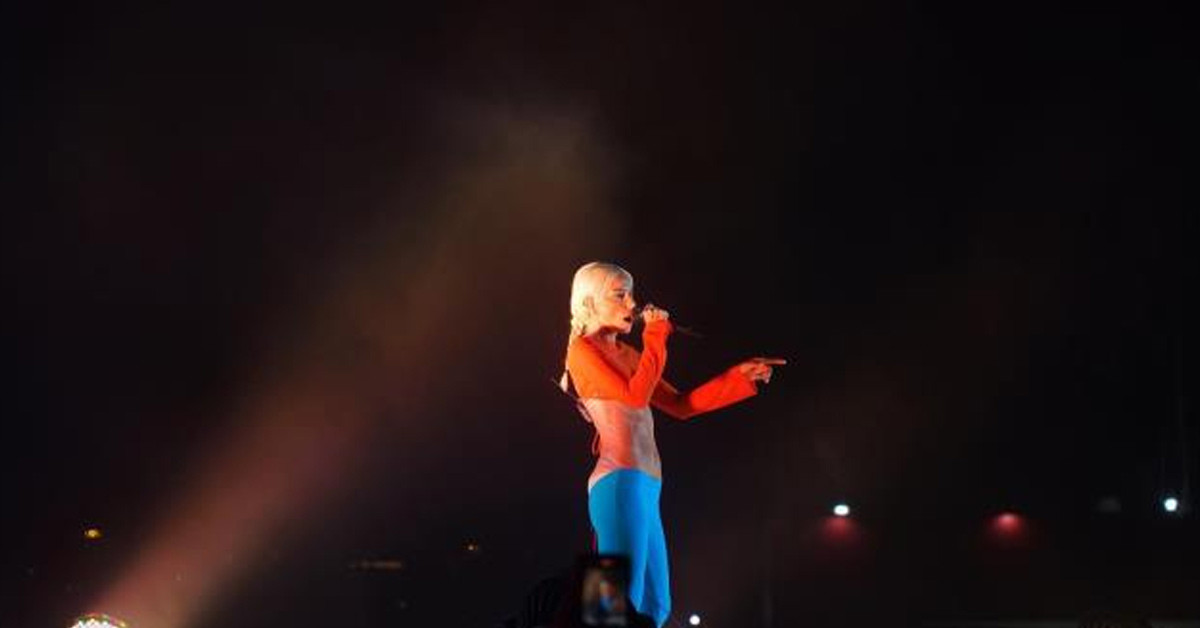 LGBT bayrağı açtı