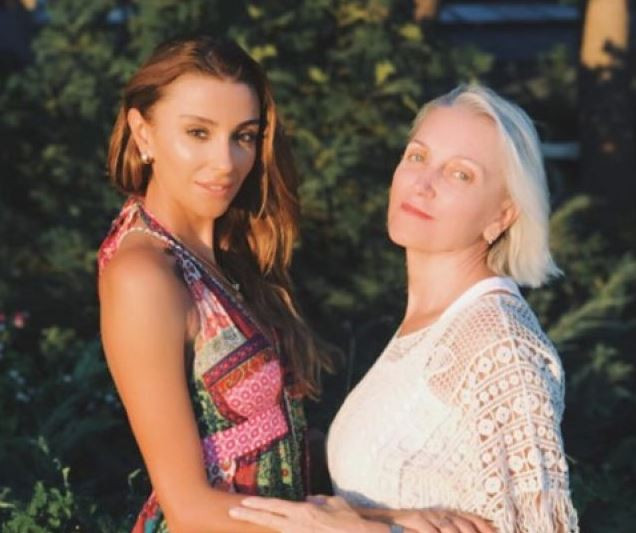 Özge Ulusoy ve Annesi