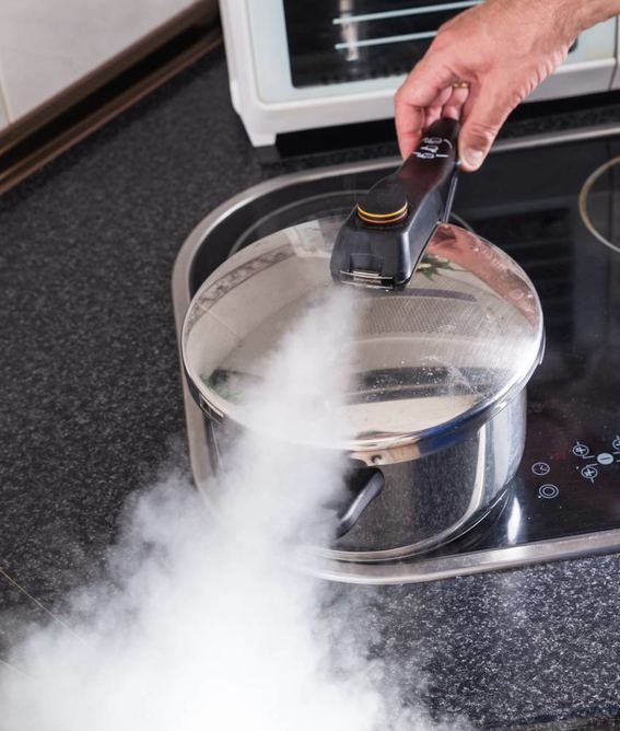 Düdükten ses çıkmaya başladığında bir dakika kadar hava çıkmasını bekletin ve düdüğü indirin