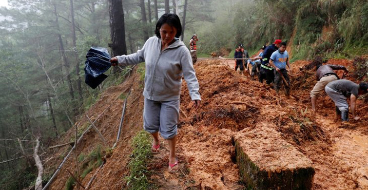 Mangkhut Tayfunu Nedeniyle Diri Diri Toprağa Gömüldüler!