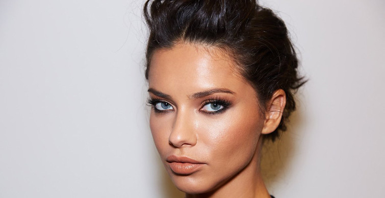 Adriana Lima'nın Ayakları Sosyal Medyayı Salladı