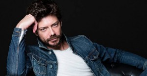 La Casa De Papel Dizisinin Profesörü İzleyicilerine Moral Vermek İçin Çav Bella Şarkısını Söyledi