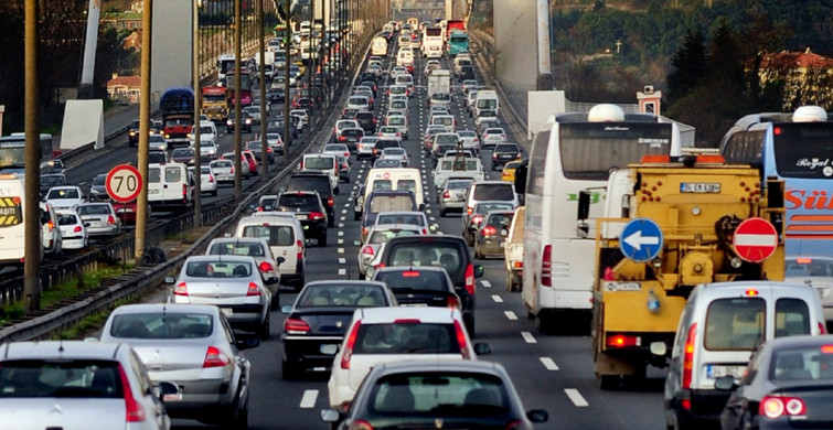 Endonezya'da Dar Pantolon Uygulaması Trafiği Felç Etti